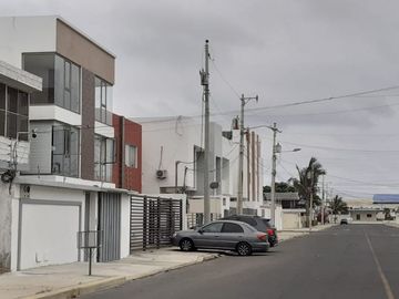 **En Venta casa de 4 dormitorios en sector de Chipipe, Salinas**