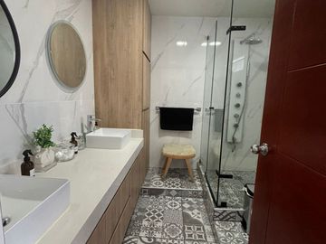 VENDO TRIPLEX 342M2 + 2 ESTACIONAMIENTOS EN URB. VALLE HERMOSO /SANTIAGO DE SURCO