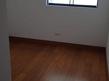 Vendo lindo Dpto Duplex de estreno en Chacarilla - Surco en primer piso con terraza y frente a parque.
