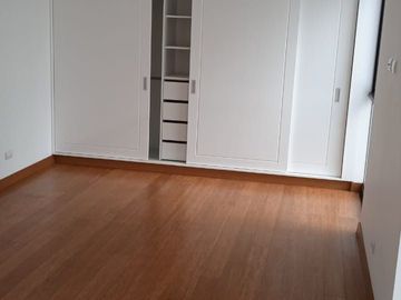 Vendo lindo Dpto Duplex de estreno en Chacarilla - Surco en primer piso con terraza y frente a parque.