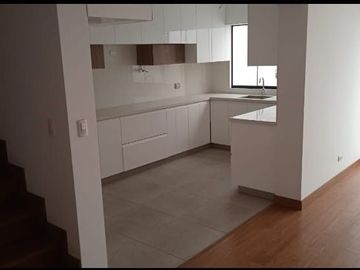 Vendo lindo Dpto Duplex de estreno en Chacarilla - Surco en primer piso con terraza y frente a parque.