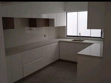 Vendo lindo Dpto Duplex de estreno en Chacarilla - Surco en primer piso con terraza y frente a parque.