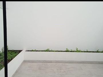 Vendo lindo Dpto Duplex de estreno en Chacarilla - Surco en primer piso con terraza y frente a parque.