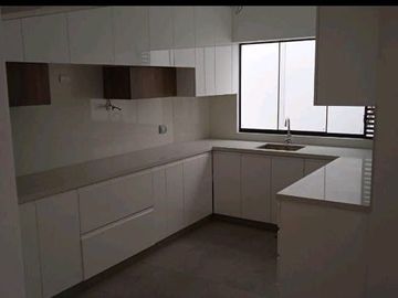 Vendo lindo Dpto Duplex de estreno en Chacarilla - Surco en primer piso con terraza y frente a parque.
