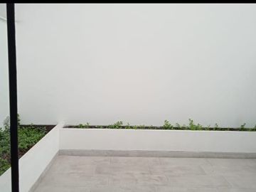 Vendo lindo Dpto Duplex de estreno en Chacarilla - Surco en primer piso con terraza y frente a parque.