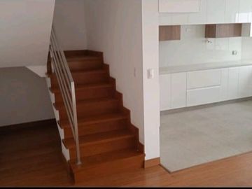 Vendo lindo Dpto Duplex de estreno en Chacarilla - Surco en primer piso con terraza y frente a parque.