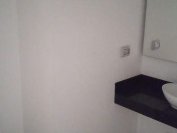 Vendo lindo Dpto Duplex de estreno en Chacarilla - Surco en primer piso con terraza y frente a parque.