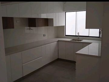 Vendo lindo Dpto Duplex de estreno en Chacarilla - Surco en primer piso con terraza y frente a parque.
