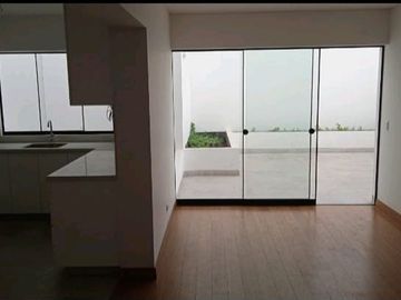 Vendo lindo Dpto Duplex de estreno en Chacarilla - Surco en primer piso con terraza y frente a parque.