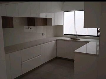Vendo lindo Dpto Duplex de estreno en Chacarilla - Surco en primer piso con terraza y frente a parque.