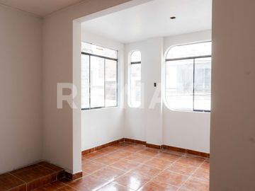 Venta De Casa De 2 Pisos Altura De Av. Tantamayo En San Martin De Porres