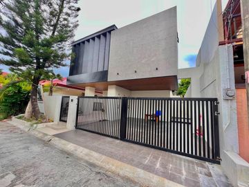 SPACIOUS SINGLE HOUSE AND LOT WITH MODERN INTERIOR DESIGN IN BF RESORT LAS PINAS