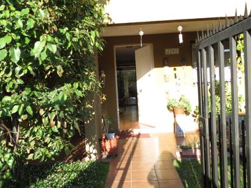 SE VENDE CASA EN BARRIO LAS ROSAS, MAIPU