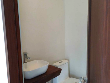 Modern House with Gardens and Pool for Sale in Manila Southwoods, Cavite