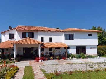 CABAÑA DE 7 HABITACIONES MUY BIEN UBICADA