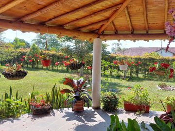 CABAÑA DE 7 HABITACIONES MUY BIEN UBICADA