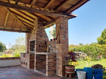 CABAÑA DE 7 HABITACIONES MUY BIEN UBICADA