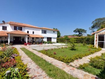 CABAÑA DE 7 HABITACIONES MUY BIEN UBICADA