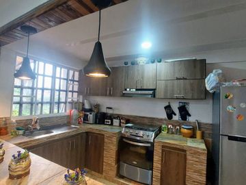 CABAÑA DE 7 HABITACIONES MUY BIEN UBICADA