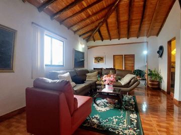 CABAÑA DE 7 HABITACIONES MUY BIEN UBICADA