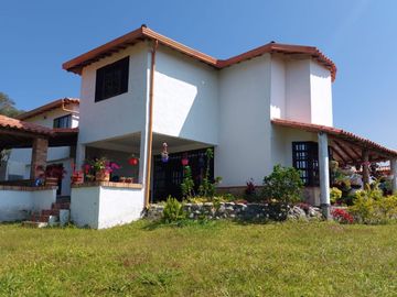 CABAÑA DE 7 HABITACIONES MUY BIEN UBICADA