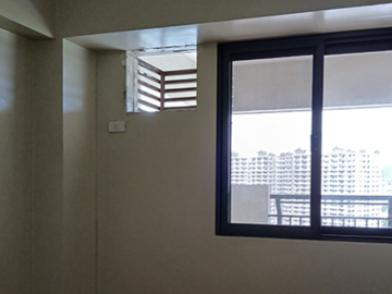 Royal Palm Residences, 2 BR condo with Parking in Taguig, Acacia Estates by DMCI