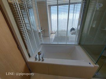 Homy and luxury 2 bedrooms unit for rent in the top location Esse Asoke. Well designed with high-level visions. BTS and MRT systems accessing. 最高のロケーシ