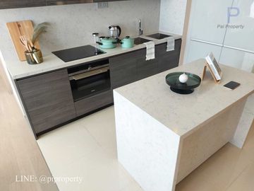 Homy and luxury 2 bedrooms unit for rent in the top location Esse Asoke. Well designed with high-level visions. BTS and MRT systems accessing. 最高のロケーシ