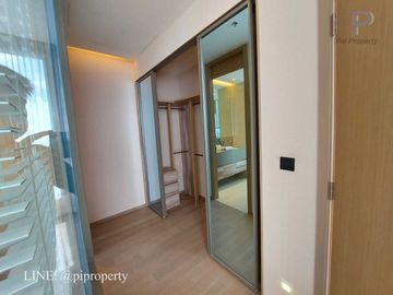 Homy and luxury 2 bedrooms unit for rent in the top location Esse Asoke. Well designed with high-level visions. BTS and MRT systems accessing. 最高のロケーシ