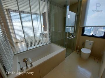Homy and luxury 2 bedrooms unit for rent in the top location Esse Asoke. Well designed with high-level visions. BTS and MRT systems accessing. 最高のロケーシ