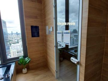 Homy and luxury 2 bedrooms unit for rent in the top location Esse Asoke. Well designed with high-level visions. BTS and MRT systems accessing. 最高のロケーシ