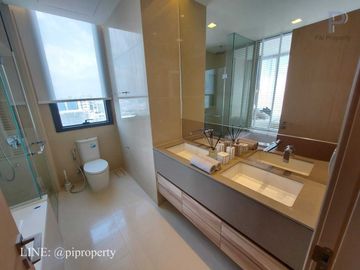 Homy and luxury 2 bedrooms unit for rent in the top location Esse Asoke. Well designed with high-level visions. BTS and MRT systems accessing. 最高のロケーシ