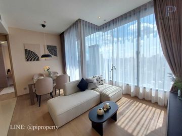 Homy and luxury 2 bedrooms unit for rent in the top location Esse Asoke. Well designed with high-level visions. BTS and MRT systems accessing. 最高のロケーシ