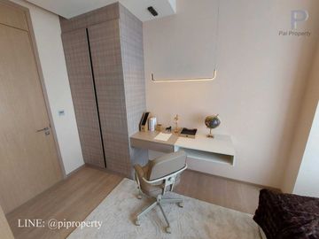 Homy and luxury 2 bedrooms unit for rent in the top location Esse Asoke. Well designed with high-level visions. BTS and MRT systems accessing. 最高のロケーシ