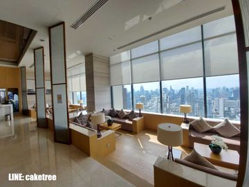 Homy and luxury 2 bedrooms unit for rent in the top location Esse Asoke. Well designed with high-level visions. BTS and MRT systems accessing. 最高のロケーシ