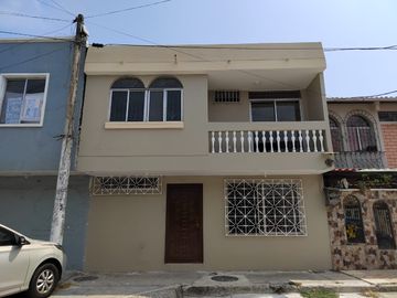 Casa de venta en Sauces 2, Uso de suelo Comercial, 3 dormitorios.
