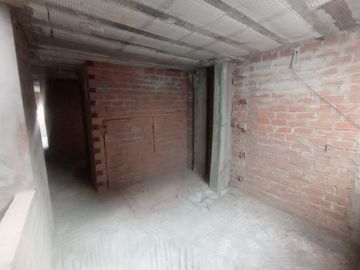 VENDO AMPLIO DEPARTAMENTO FRENTE AL PARQUE MUY CERCA DE LA AVENIDA PRINCIPAL