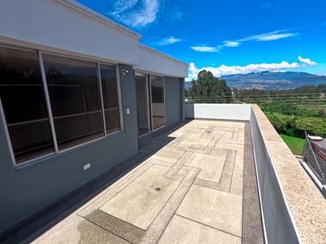 SE VENDE LINDA CASA A ESTRENAR SECTOR CASHAPAMBA – VALLE DE LOS CHILLOS