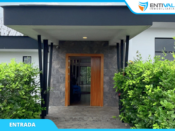 VENDO CASA MODERNA en Urbanización Privada La Toscana, en Santo Domingo