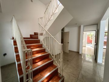 Alquilo Casa En Urb Santa Rosa Del Palmar, Ideal Para Oficinas, Empresas
