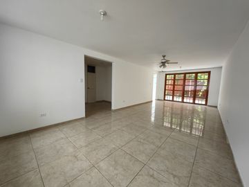 Alquilo Casa En Urb Santa Rosa Del Palmar, Ideal Para Oficinas, Empresas