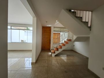 Alquilo Casa En Urb Santa Rosa Del Palmar, Ideal Para Oficinas, Empresas