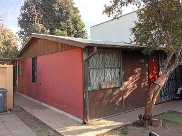 CASA CON AMPLIO TERRENO Y EXCELENTE UBICACIÓN. IDEAL  PARA REMODELAR