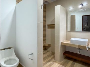CASA EN VENTA CONDOMINIO EL CONDADO, T: 178 M2 C: 175 M2, 3 REC. 2.5 BAÑOS, NUEVA