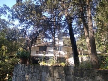 Bosques de Cuauhyocan, casa en terreno de 3800 m2