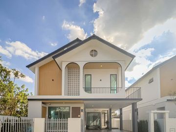 Newly built single house, modern minimalist style, 3 bedrooms, Tha Wang Tan area, spacious area, modern design, near Chiang Mai city, near Big C, near