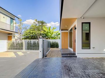 Newly built single house, modern minimalist style, 3 bedrooms, Tha Wang Tan area, spacious area, modern design, near Chiang Mai city, near Big C, near