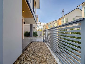 Newly built single house, modern minimalist style, 3 bedrooms, Tha Wang Tan area, spacious area, modern design, near Chiang Mai city, near Big C, near