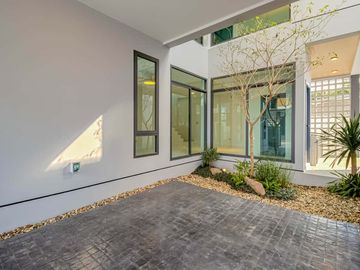 Newly built single house, modern minimalist style, 3 bedrooms, Tha Wang Tan area, spacious area, modern design, near Chiang Mai city, near Big C, near
