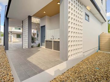 Newly built single house, modern minimalist style, 3 bedrooms, Tha Wang Tan area, spacious area, modern design, near Chiang Mai city, near Big C, near